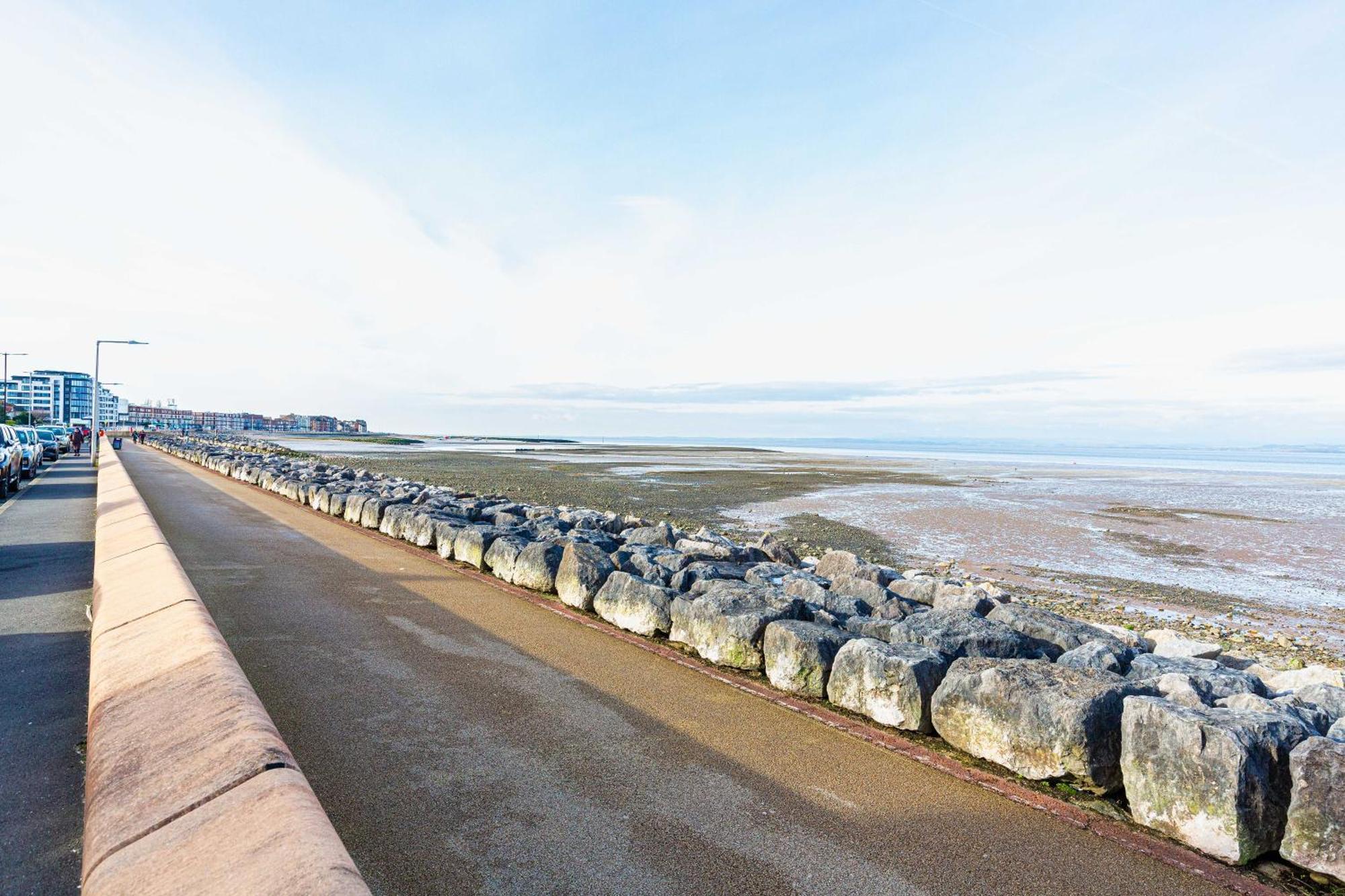Beachfront Apartment 3 Bedrooms Sleeps 7 - Gateway To The Lake District - Newly Refurbished Morecambe Dış mekan fotoğraf